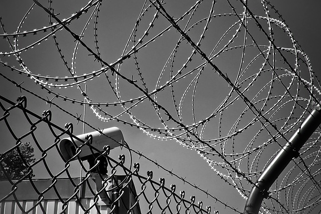 Vedação com arame farpado e câmara de vigilância: segurança em Portugal