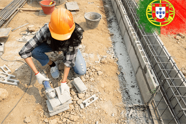 Trabalhadora da construção civil com a bandeira de Portugal: visto de procura de trabalho para morar em Portugal